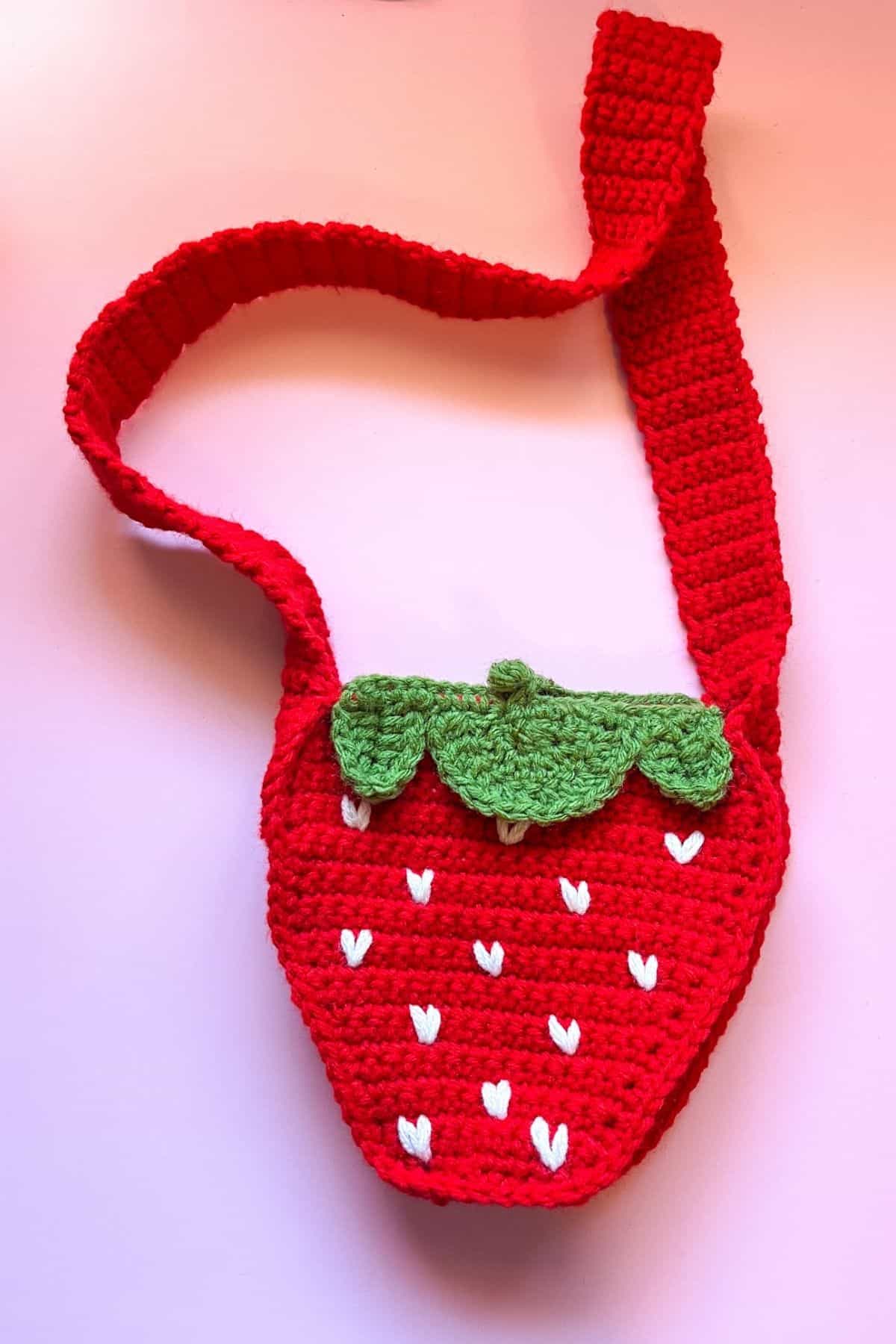 Crochet Strawberry Bag Pattern - thecaffeinatedsnail.com