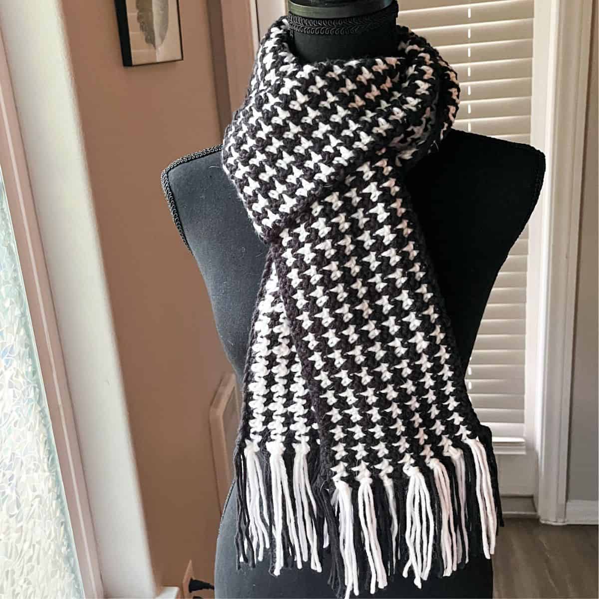 Crochet Houndstooth Pattern - thecaffeinatedsnail.com