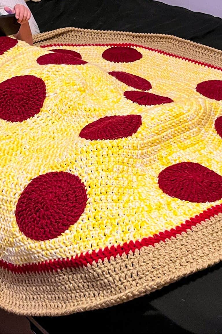 Pizza Blanket Crochet Pattern - thecaffeinatedsnail.com