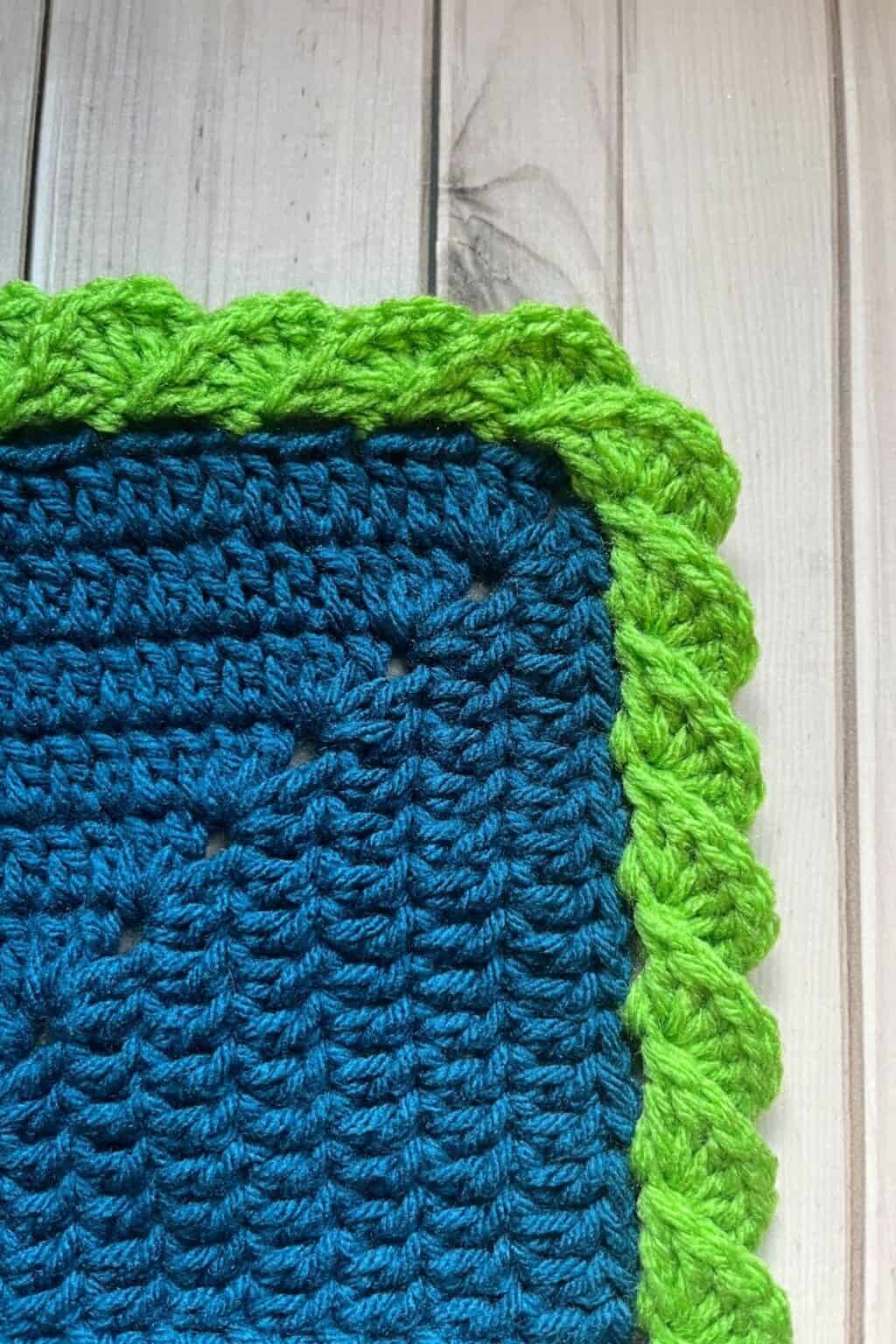 Crochet Wave Border Pattern - thecaffeinatedsnail.com