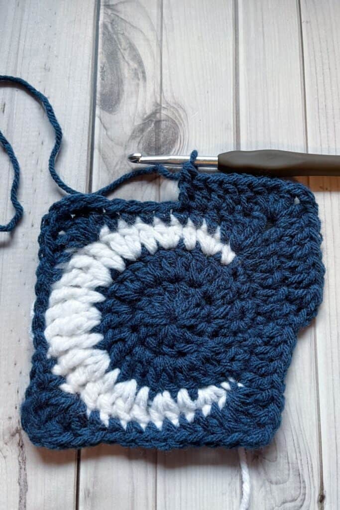 Moon Granny Square Pattern thecaffeinatedsnail com