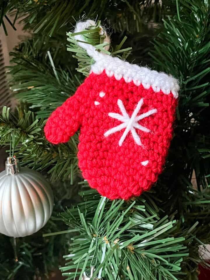 Candy Cane Crochet Border Pattern - thecaffeinatedsnail.com