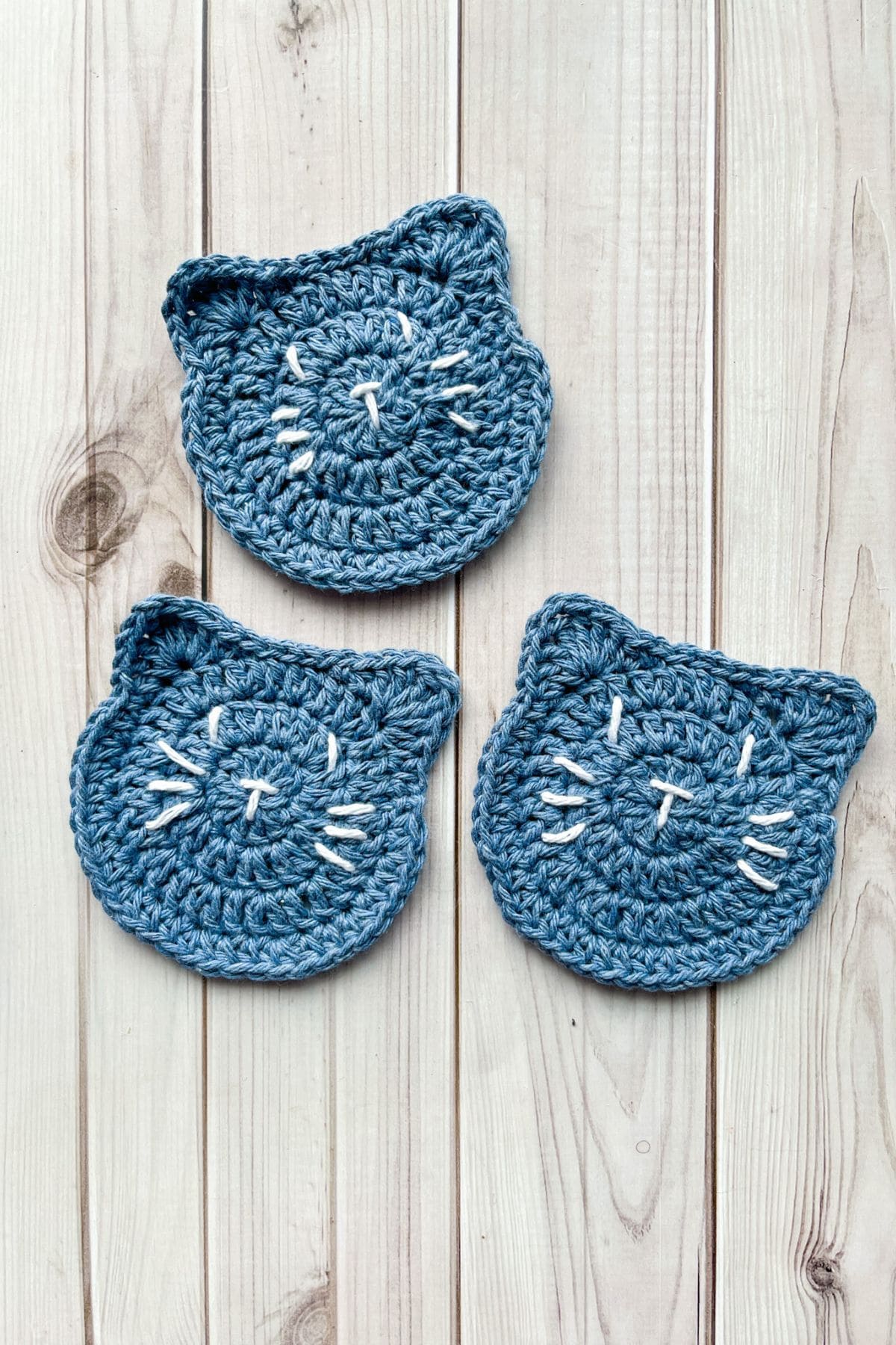 Finished cat coaster crochet pattern.