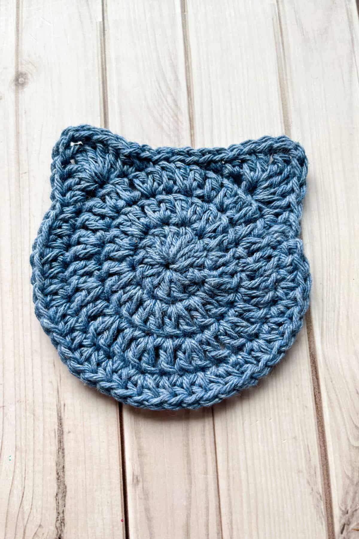 Finished base of the cat crochet coaster pattern.