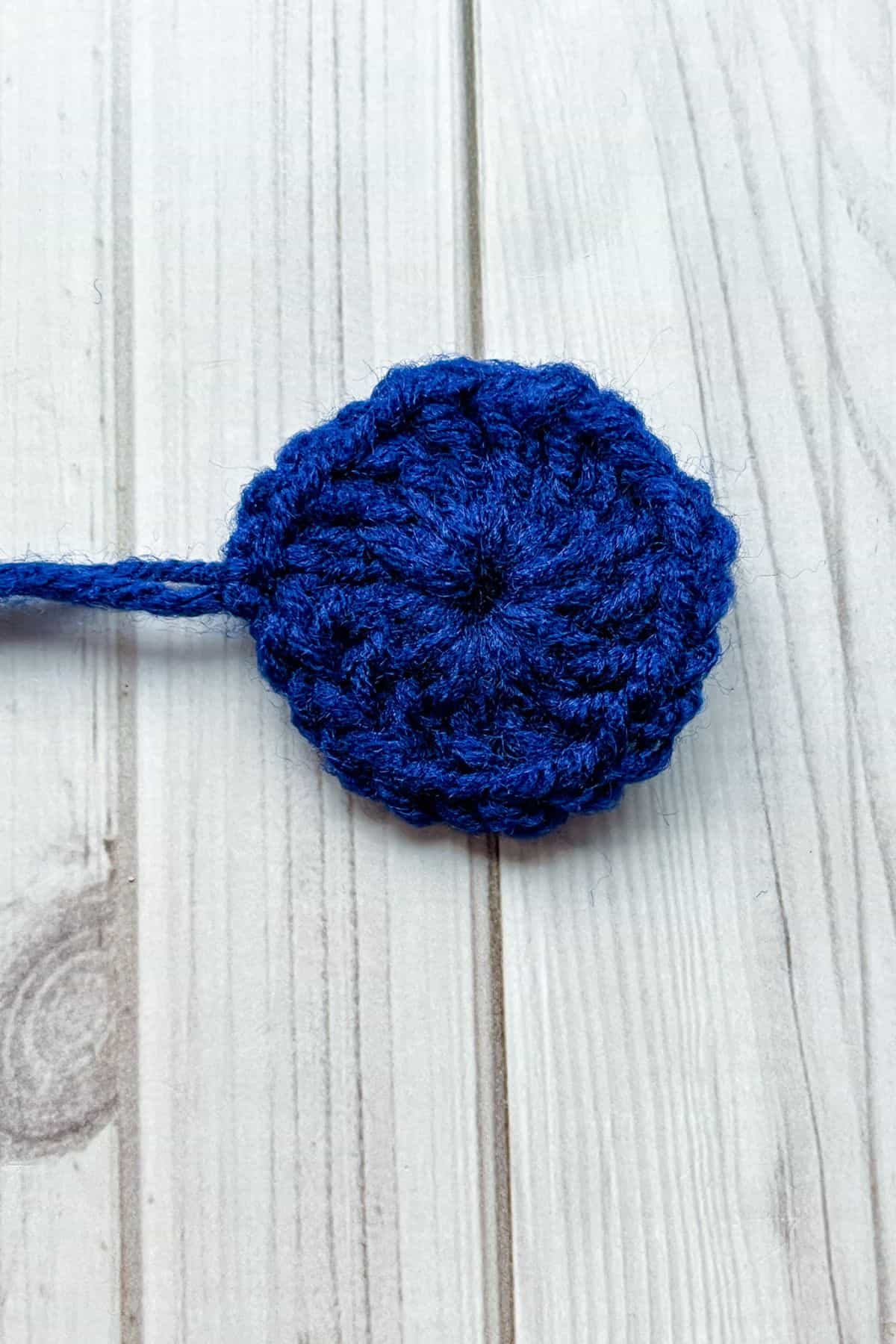 First round of the 8 petal crochet African flower motif.