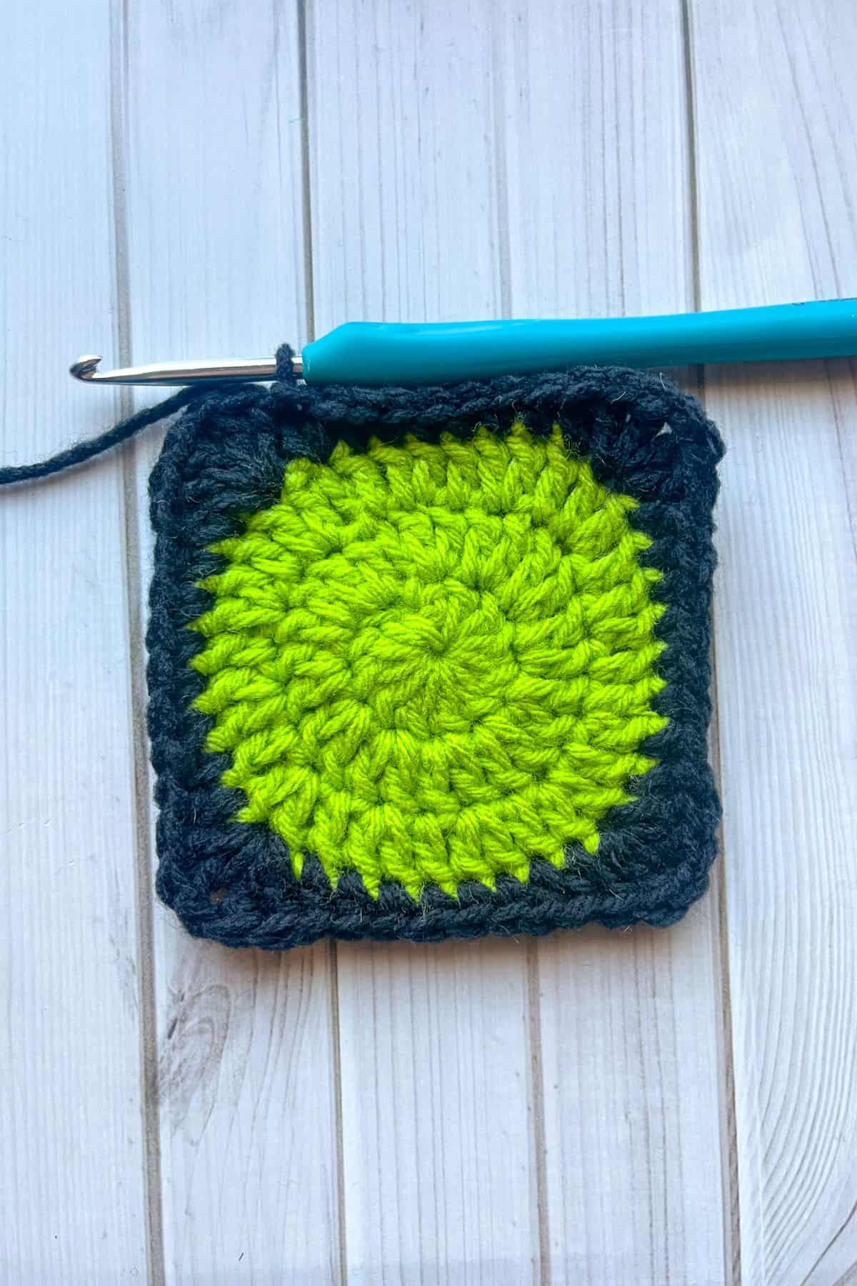 4th round of the crochet circle granny square is finished.