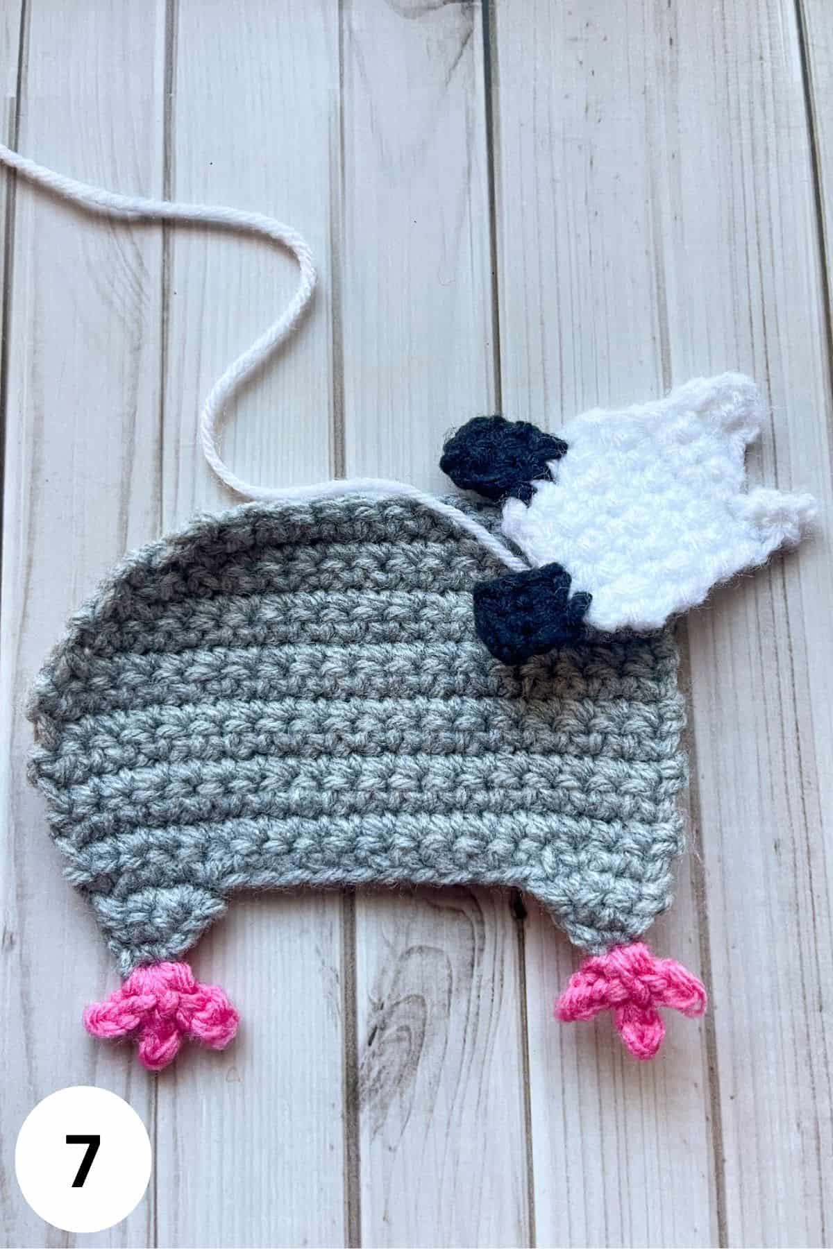 Added feet to the possum applique.