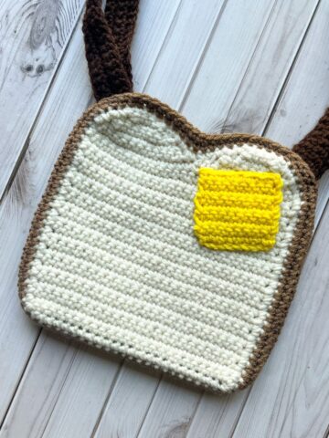Finished crochet toast bag.