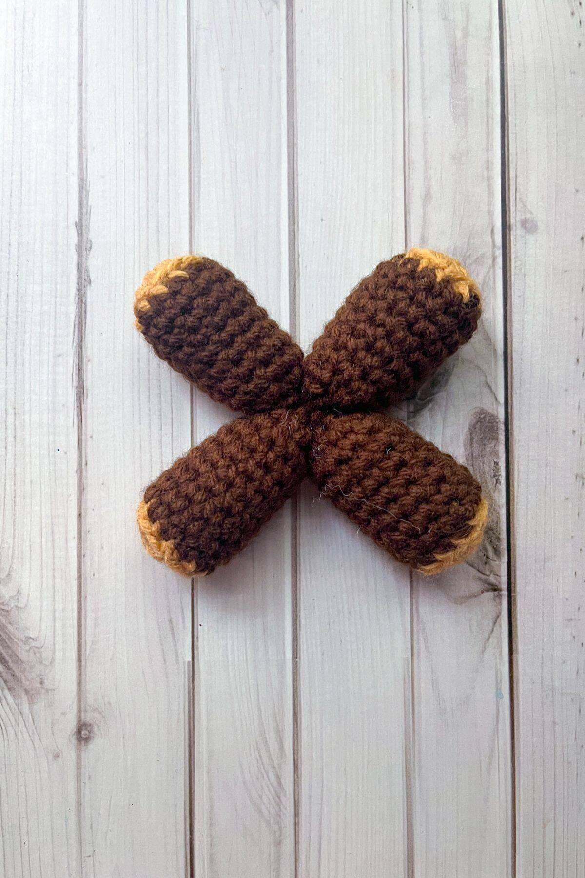 Connected 4 pieces of the crochet campfire logs.