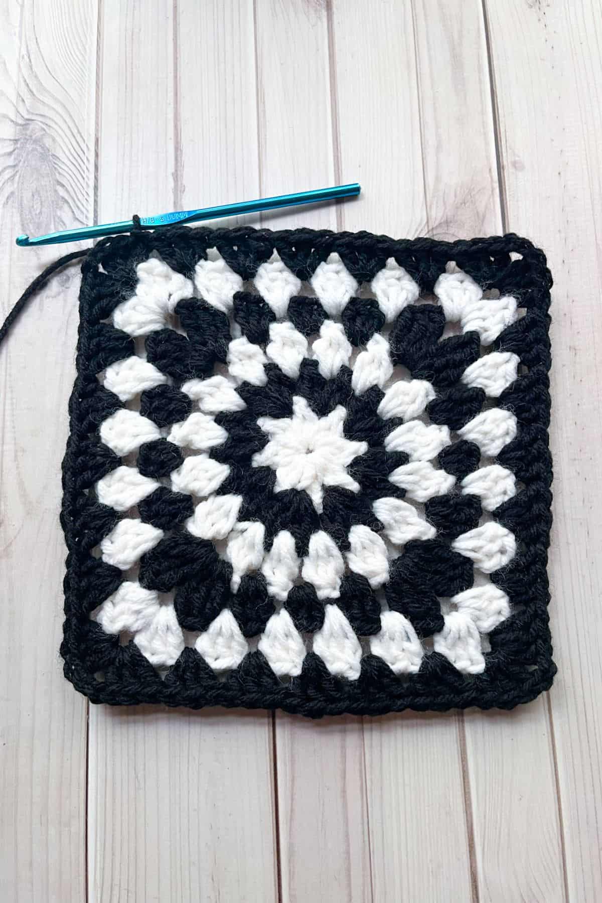 Round 6 of the granny square bag.