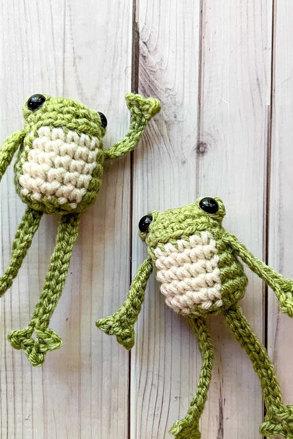 Finished crochet frog pattern.