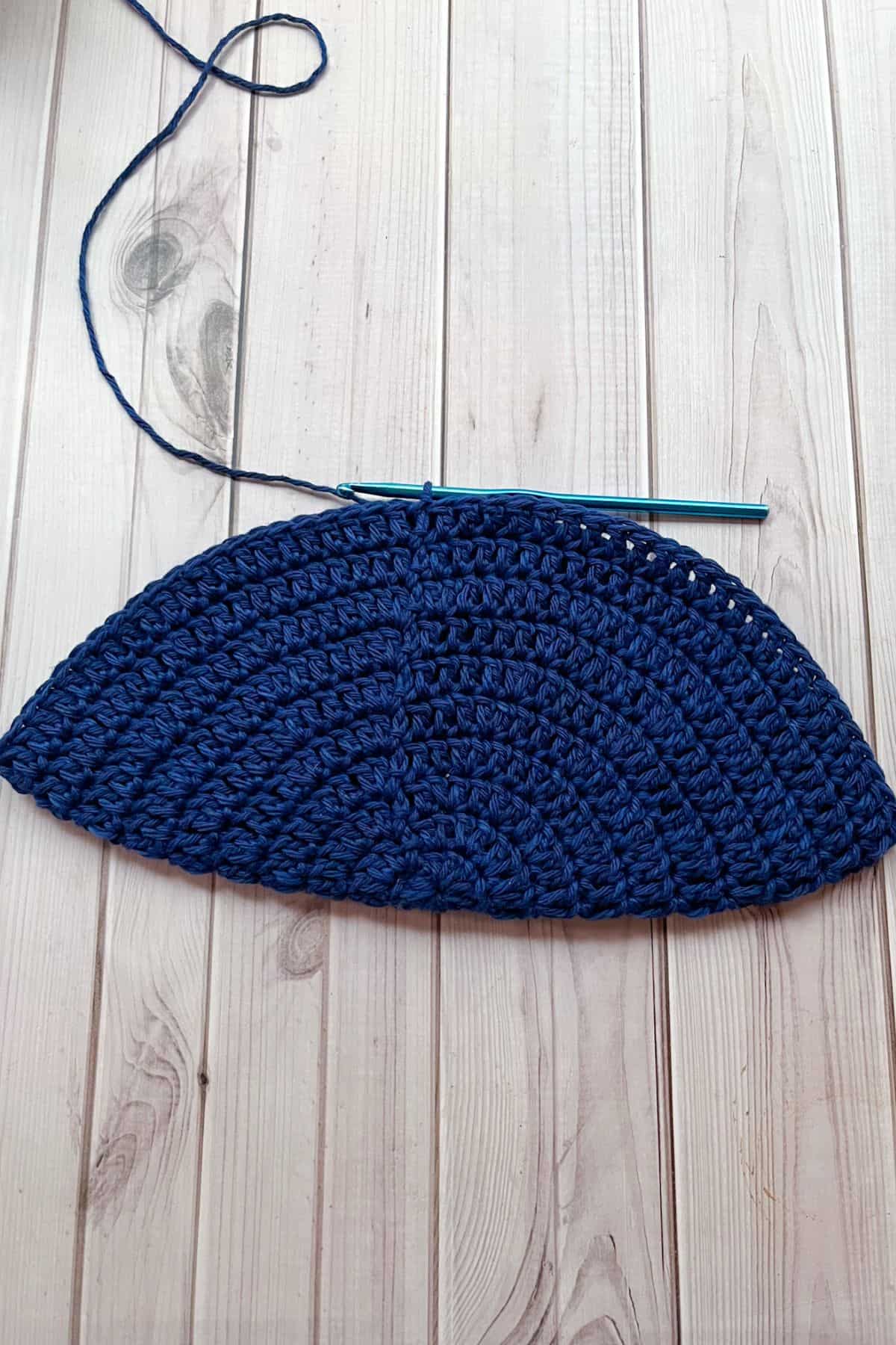 Folded finished base of the crochet base.