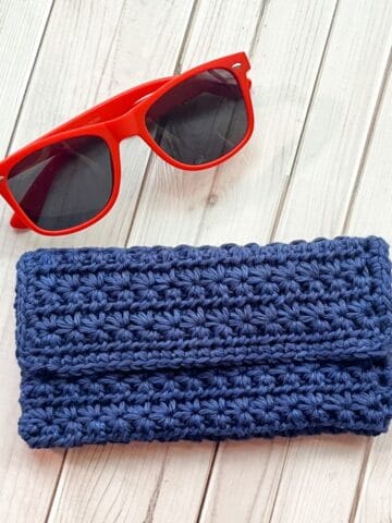 Crochet glasses case with glasses.