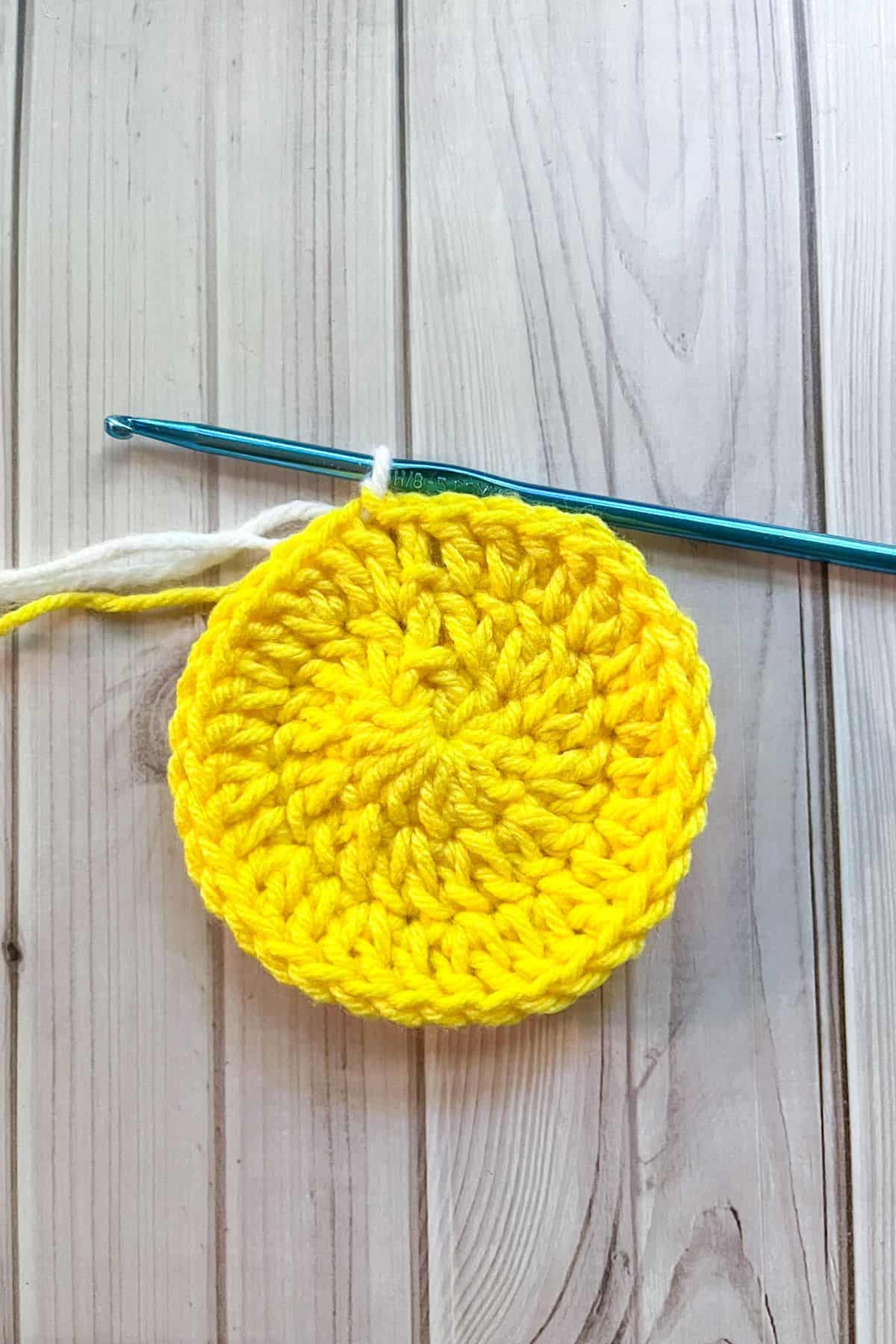 3 rounds into the crochet daisy square pattern.