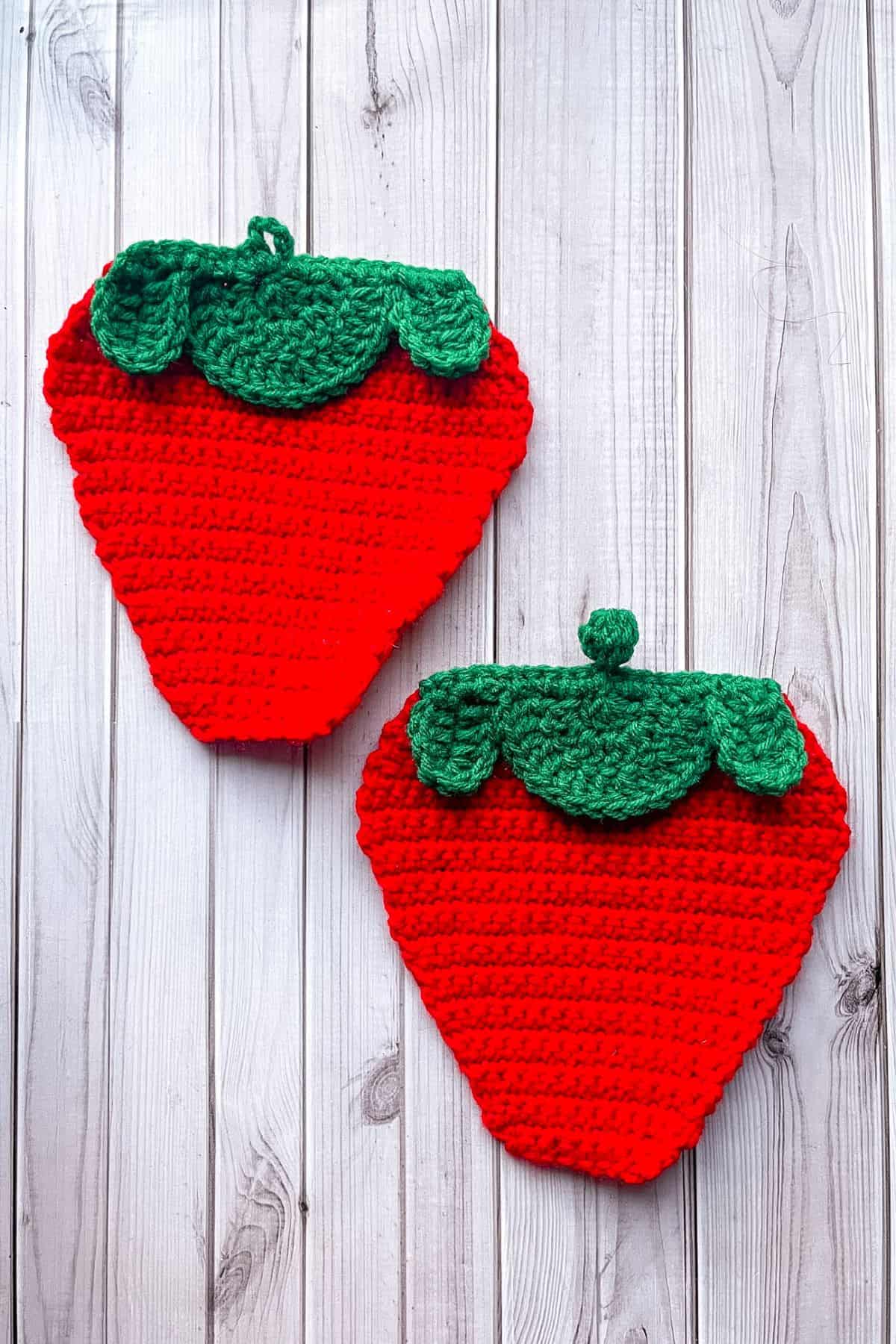 Finished frontside and backside of the crochet strawberry bag pattern.