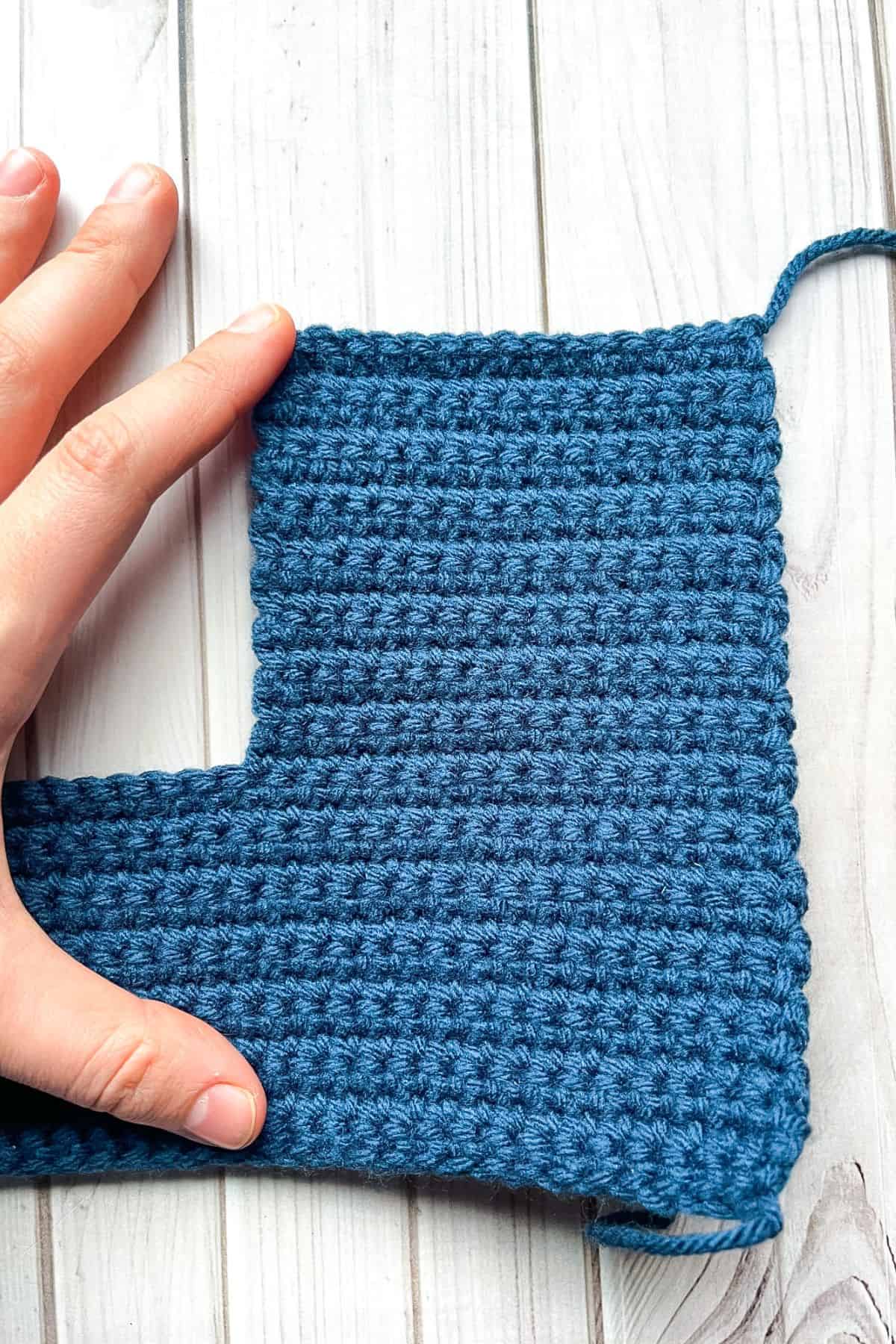The small section for the lid of the crochet wallet is finished.