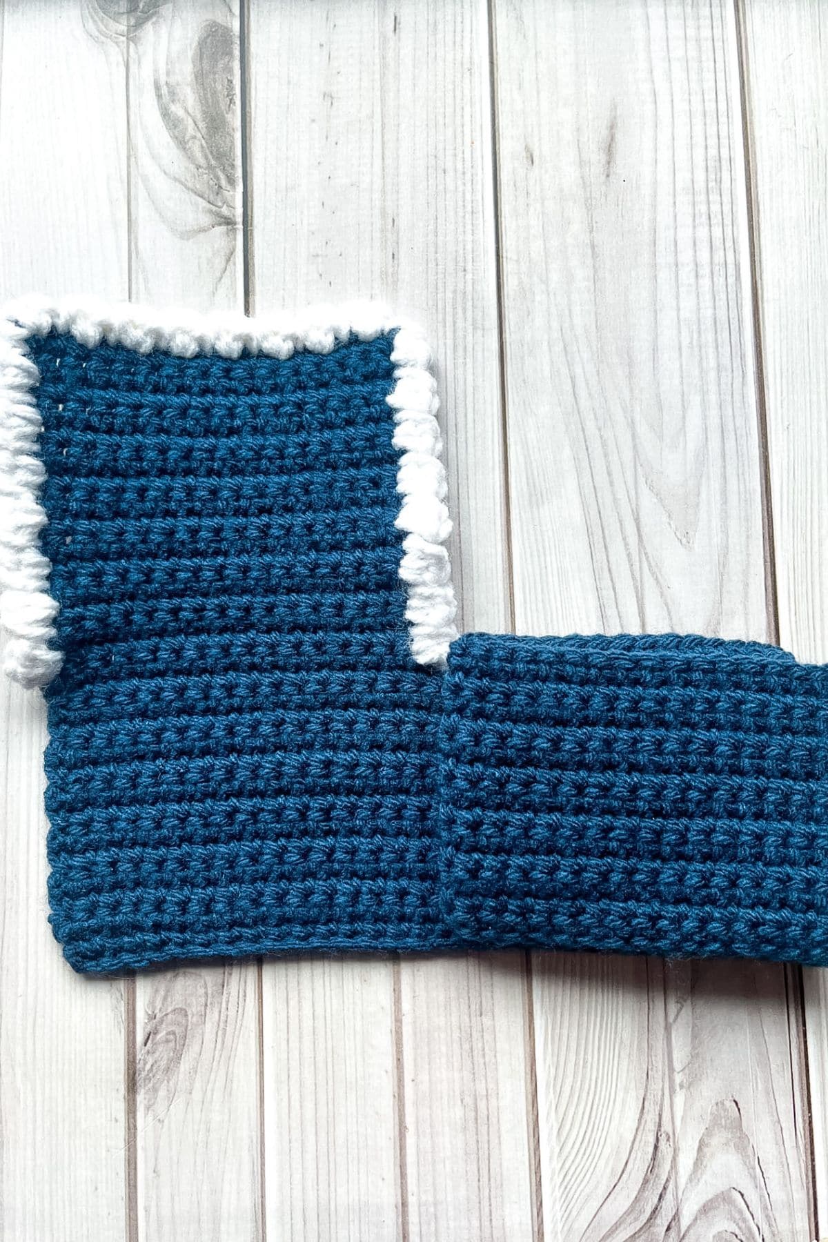 Folding the wallet again, crochet lid on the far left.