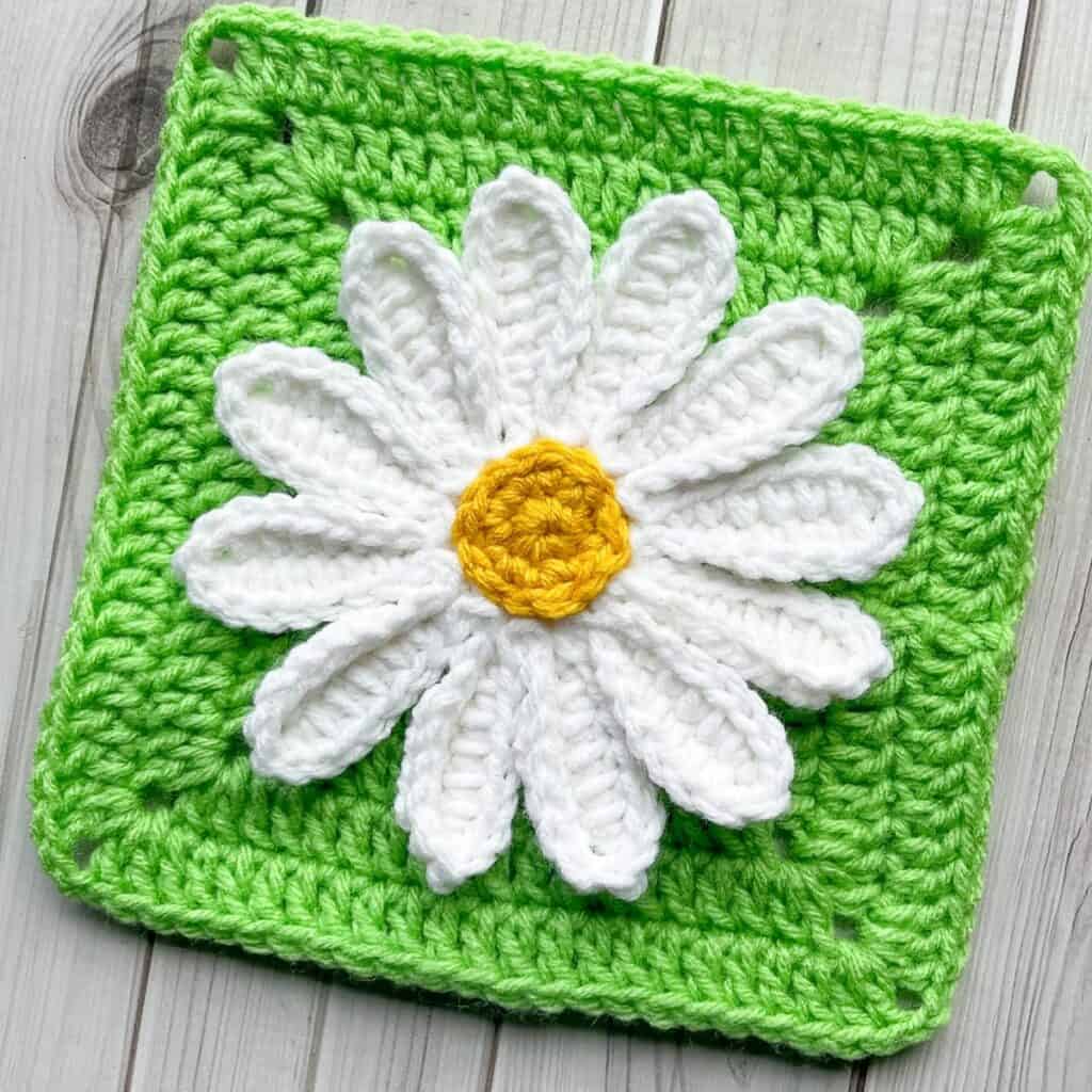Crochet Daisy Applique Pattern - thecaffeinatedsnail.com