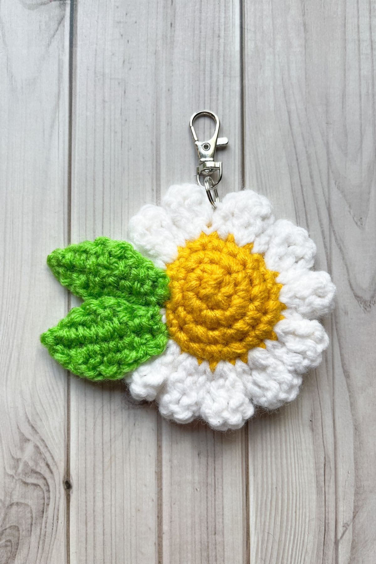 Backside of the crochet daisy keychain.