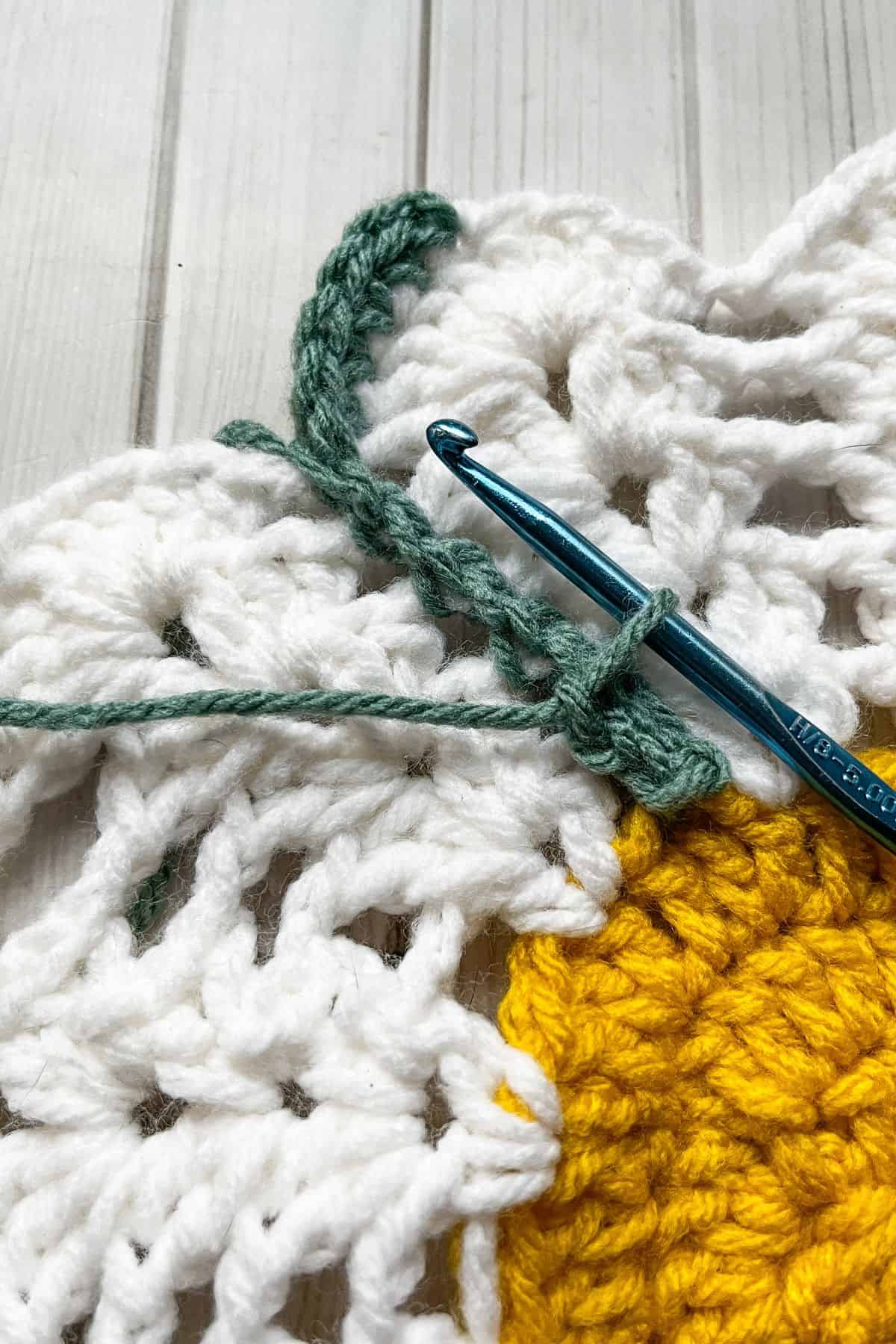 Close up of slip stitch up between the petals.