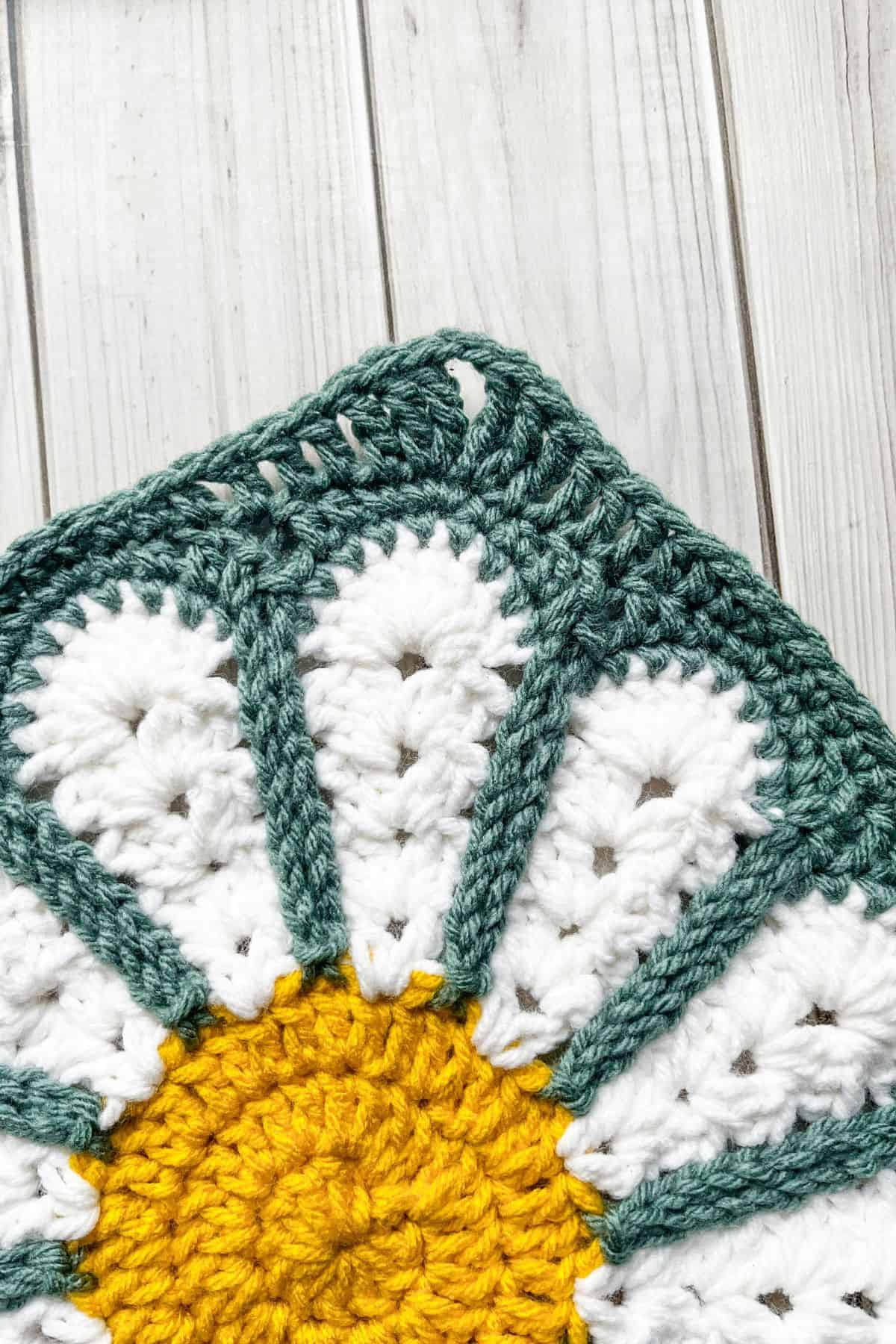 Close up of showing a corner to turn the circle in to a square.