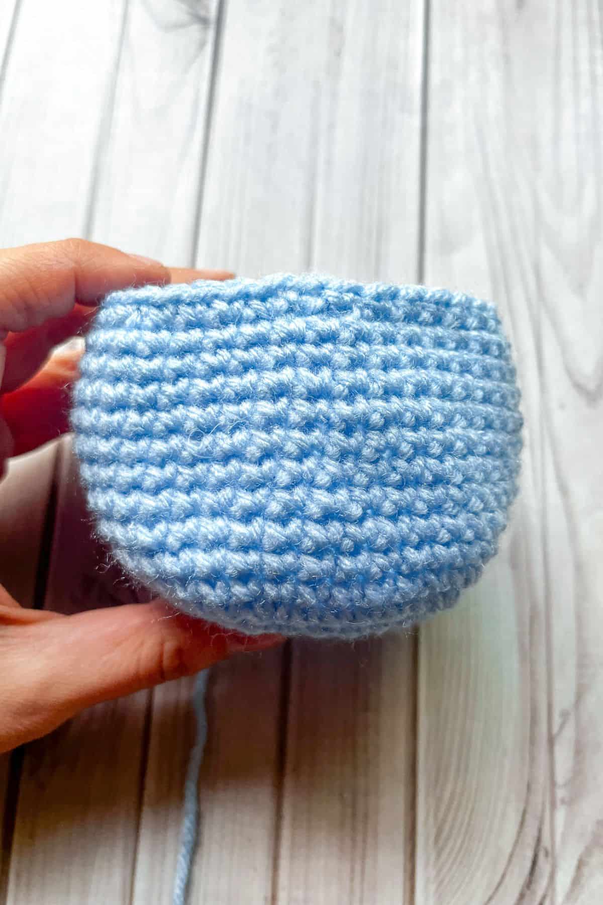 Base of the crochet flowerpot.