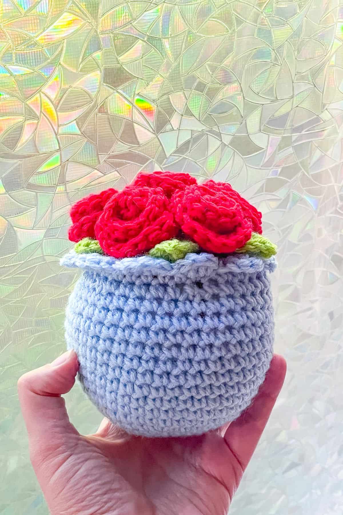 Finished crochet potted rose pattern.